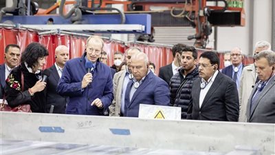 كامل الوزير والوفد المرافق له يزور مصنع شركة سيمنز بمدينة كريفيلد الألمانية