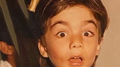 طفولة متشردة.. شريف رمزي يفاجئ جمهوره بصورة من مرحلة المراهقة