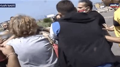 على الهواء.. الاعتداء على مراسلة قناة 