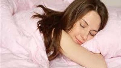 سر عدم الشعور بالراحة في النوم دون غطاء الفراش