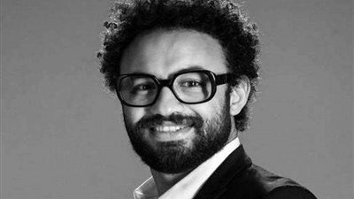 بعد إصابته بكورونا.. مُذيع برنامج نفسنة يقدم أغنية من العزل (فيديو)