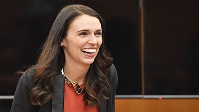 بعد خلو بلادها من الوباء.. رئيسة حكومة نيوزيلندا ترقص فرحًا