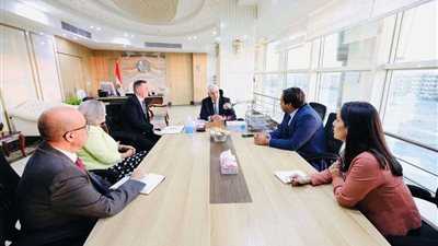 وزير التعليم العالي يعقد اجتماعًا مع وفد جامعة ساوثهامبتون البريطانية لبحث التعاون العلمي والأكاديمي