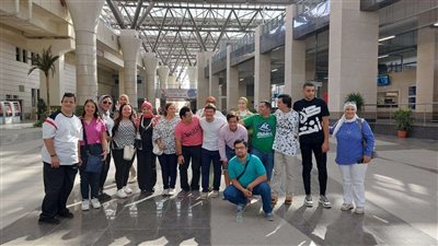 مجموعة طموحة من أصحاب الهمم وذويهم  في زيارة للقطار الكهربائي الخفيف LRT