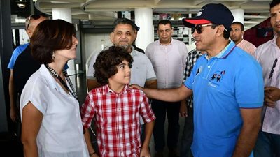 أشرف صبحى يكرم الطفل زين الحمصانى لفوزه فى أقوى بطولة دولية للكارتينج