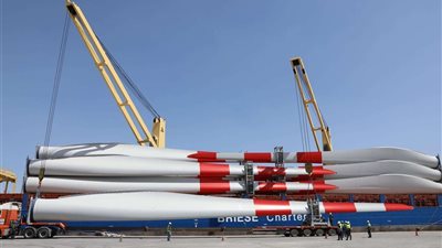 ميناء الأدبية تستقبل شحنة 42 ريشة رياح لمحطة توليد الكهرباء برأس غارب