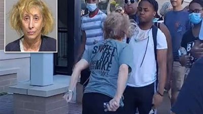 محامية تبصق على مراهق أسود من أصول إفريقية في مظاهرات أمريكا