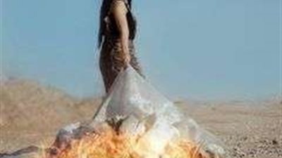 احتفالاً بالطلاق.. فتاة تحرق فستان زفافها  .. فيديو
