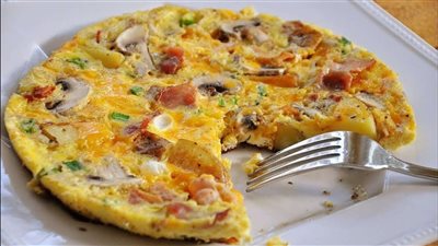 طريقة عمل بيض بالبسطرمة صحي ولذيذ.. فطار الجمعة