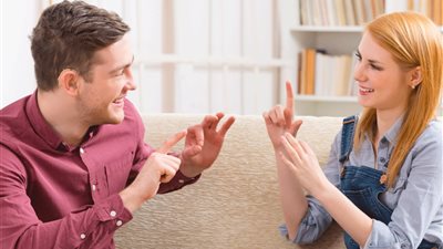 في اليوم العالمي للغة الإشارة.. تعرف على سر ارتباطها بالفلاسفة