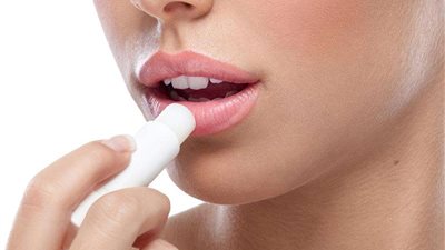 تخلصي من تشققات الشفتين بـ مرطبات طبيعية.. منزلية الصنع