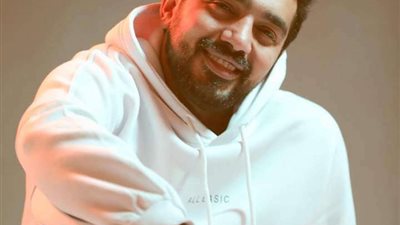 الفنان أحمد والي يهنيء دنيا سامي بعيد ميلادها