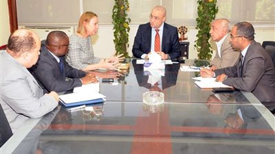 وزير الإسكان يتابع الموقف التنفيذي لمشروع تطوير منطقة 