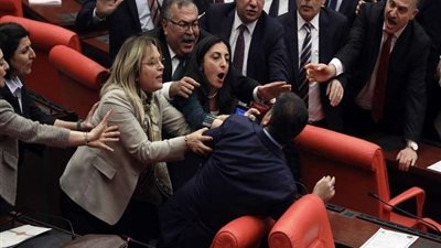 بسبب قانون أردوغان.. شجار بالأيدي في البرلمان التركي