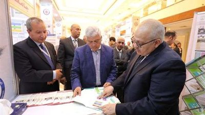 وزير التعليم العالي يتفقد معرض الجامعات الحكومية لمواجهة التغيرات المُناخية
