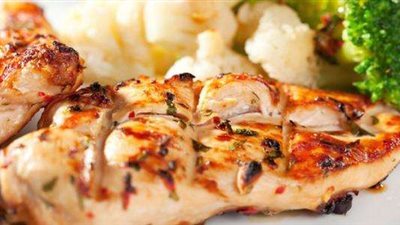 تعرفي على طريقة عمل تتبيلة صدور الدجاج بالزبادي للدايت