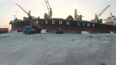 لأول مرة تصدير الملح المغسول للأسواق الإفريقية من ميناء شرق بورسعيد