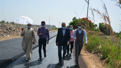 محافظ القليوبية يتفقد أعمال رصف طريق بنها