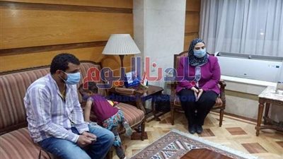 وزيرة التضامن تستقبل مواطن برفقة ابنته (صور)