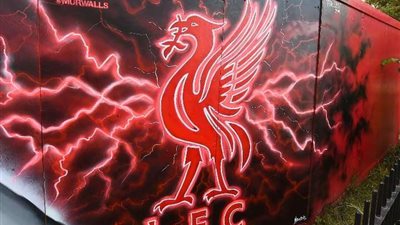 محمد صلاح يزين جدار ملعب الأنفيلد