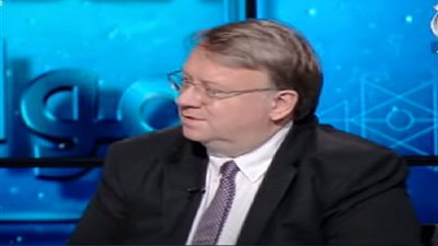 شاهد.. مدير مكتب 