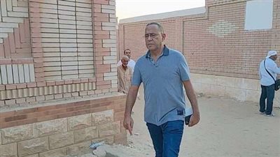 نجوم الفن يشهدون لحظة دفن الفنان هشام سليم بمقابر الواحات