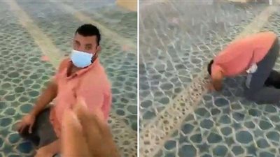 رد فعل غير مُتوقع لرجل يصلي داخل مسجد عكس اتجاه القبلة