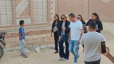 أسرة هشام سليم تمنع الصحفيين من تغطية تشيع جثمانه بالمقابر.. صور