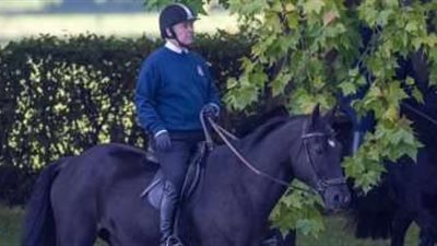 بعد وفاة الملكة.. الظهور الأول للأمير أندرو بحصانه على ضفاف نهر التايمز