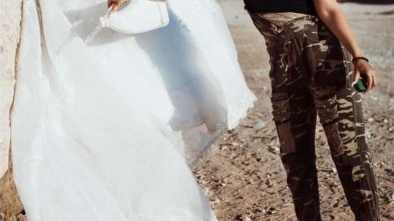 فتاة تحرق فستان زفافها