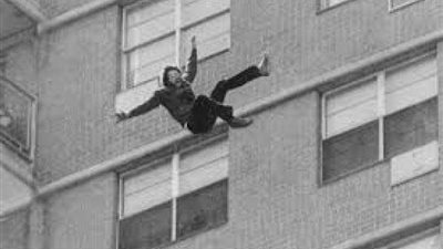 مهتز نفسيا يقتل خادمته ويلقى بنفسه من الدور  الـ11 بالنزهة