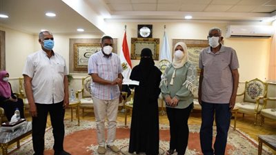 محافظ  مطروح يُساهم في نفقات زواج خاصة بفتيات يتيمات