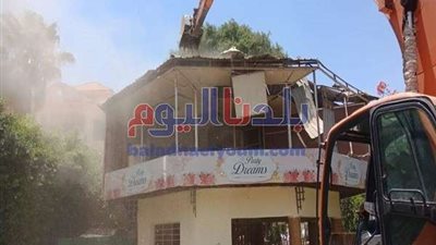 المسطحات المائية تزيل التعديات على حرم نهر النيل بمنيل شيحة بالجيزة (صور)