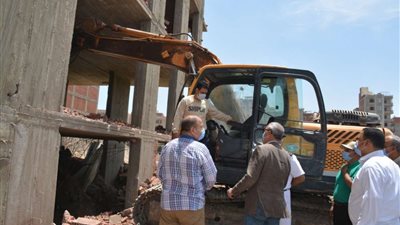 محافظ القليوبية يشهد إزالة برجين مخالفين بمدينة بنها