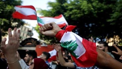 لبنانيون يقطعون الطرقات احتجاجاَ على انهيار العملة المحلية