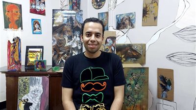 قصة بهاء مدرس تربية فنية الذي حول مخلفات القمامة لأجمل اللوحات