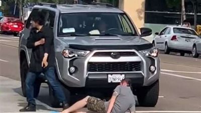 شاهد.. شجار بين شابين وأحدهما يسقط بـ