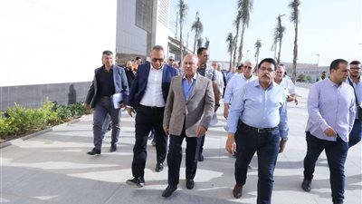 كامل الوزير يتفقد مشروع القطار الكهربائي الخفيف LRT