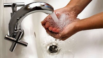 استشاري أمراض باطنة يكشف طريقة قوية للقضاء على الفيروسات أثناء الوضوء