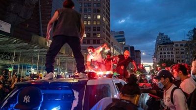 هيئة محلفين فيدرالية تتهم متظاهرين بمهاجمة سيارات للشرطة في نيويورك