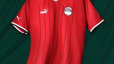 الشركات بتجرب فينا.. خالد بيومي يعلق على تيشيرت منتخب مصر