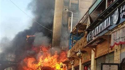 حريق هائل يلتهم عمارة بالسوق السياحية في أسوان | صور