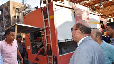 محافظ أسوان يتفقد آثار حريق السوق السياحى ويوجه بإيواء المتضررين