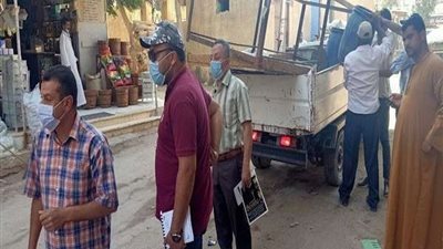 حملة لرفع الإشغالات وتراكمات القمامة وغلق المحلات المخالفة بالصف 