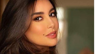 بإطلالة شبيهة.. شاهد فنانة كويتية تتحدى جمال ياسمين صبري