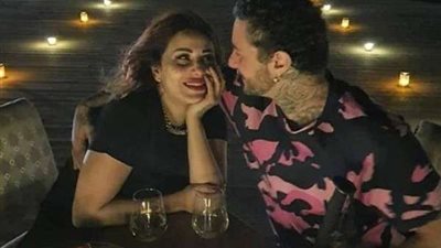 أحمد الفيشاوي يتجاهل قضية النسب بصورة مع والدته وزوجته