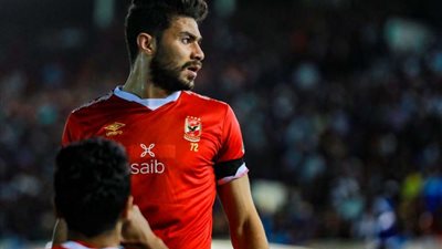 مدافع الأهلي يطالب بزيادة قيمة عقده للتجديد