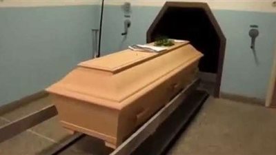 مأساة المقبرة.. شاهد محتجون يمنعون دفن مغني شهير بكينيا