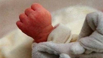 والد أصغر طفلة مريضة بـ كورونا يتحدث عن إصابة طفلته.. فيديو