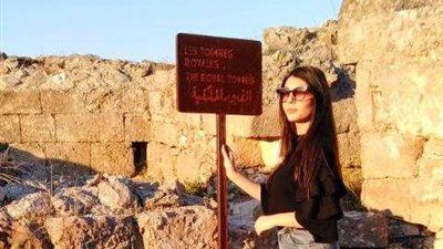 لين مصابة بـ هوس عشق الآثار التاريخية وتترجم حبها للوحات فنية